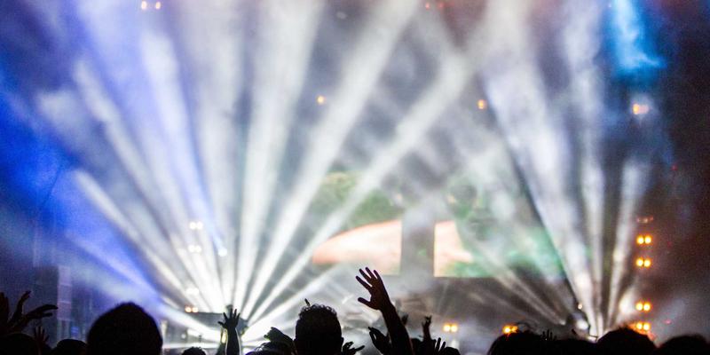 构筑数字基石：通信塔桅与天馈系统的结构设计、风荷载分析与智能化监测